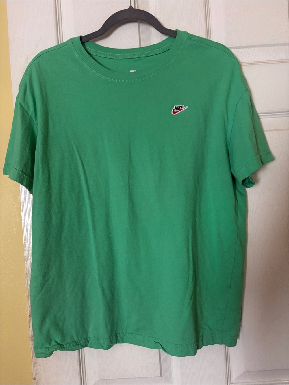 Nike Men’s Green Short Sleeve Crewneck T-Shirt with Small Logo